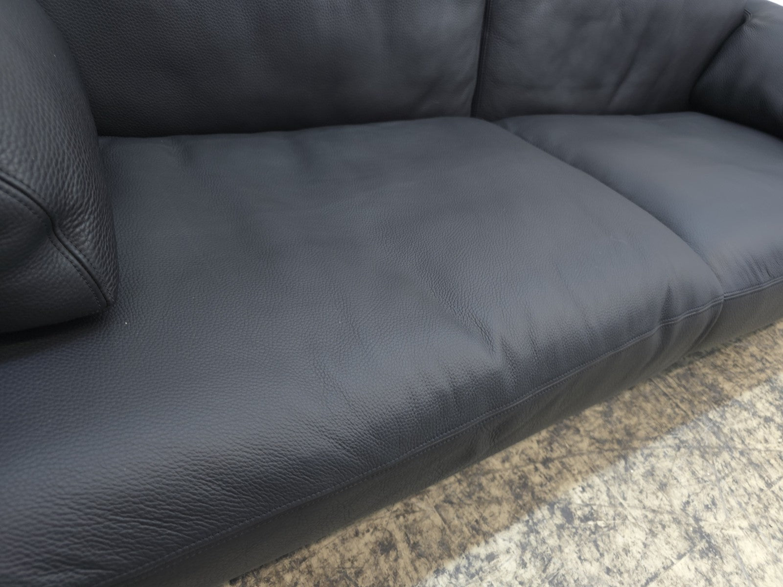 {{ product_title }} – {{ product_type }} von JS Furniture, Designer-Möbel gebraucht.