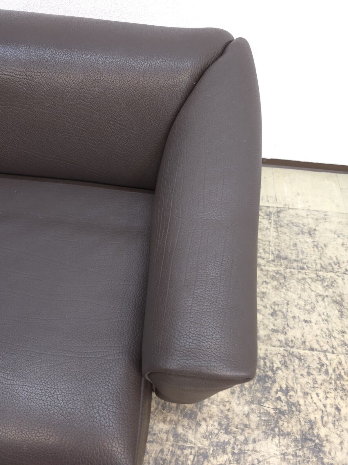 {{ product_title }} – {{ product_type }} von JS Furniture, Designer-Möbel gebraucht.