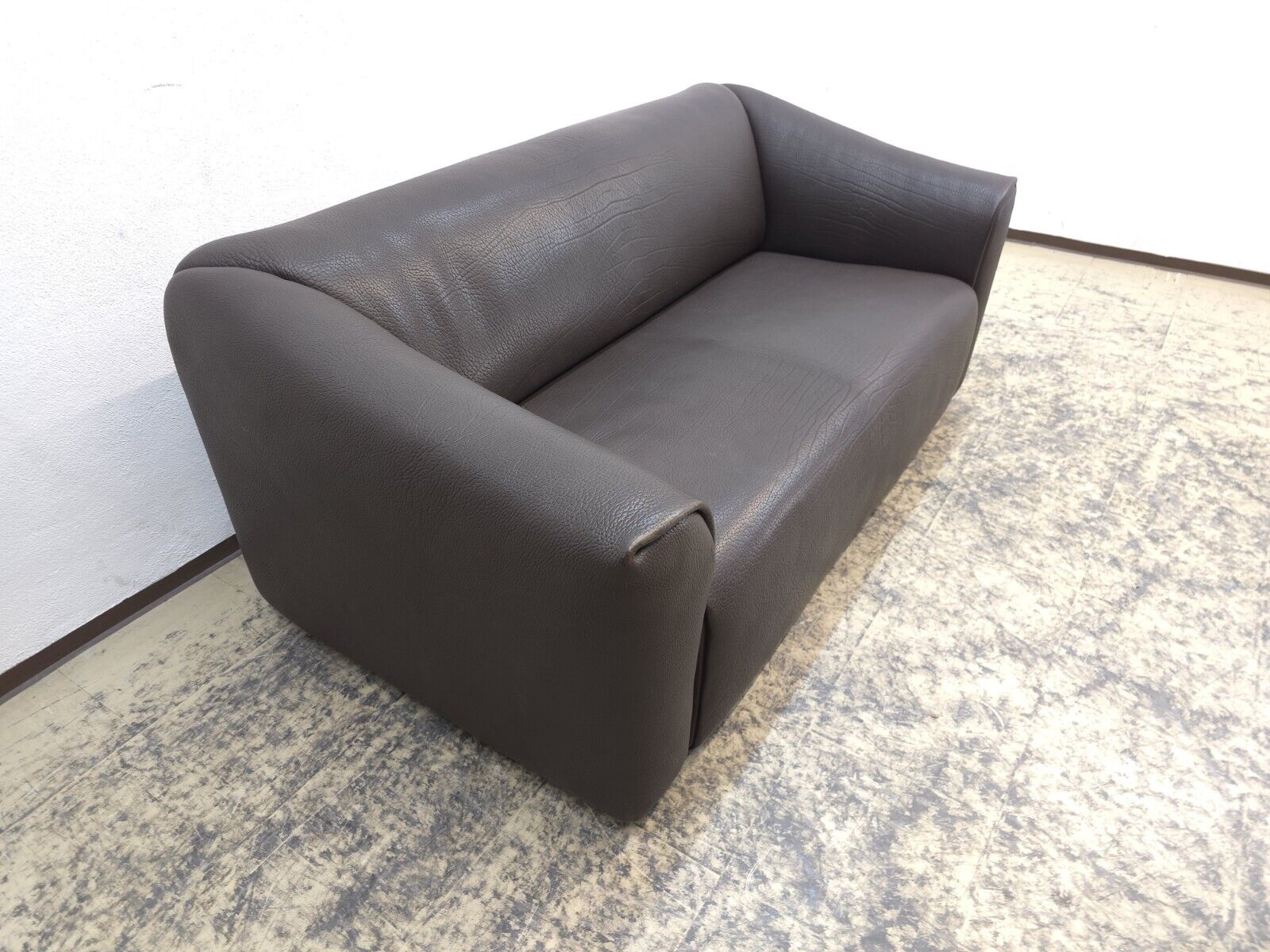 {{ product_title }} – {{ product_type }} von JS Furniture, Designer-Möbel gebraucht.