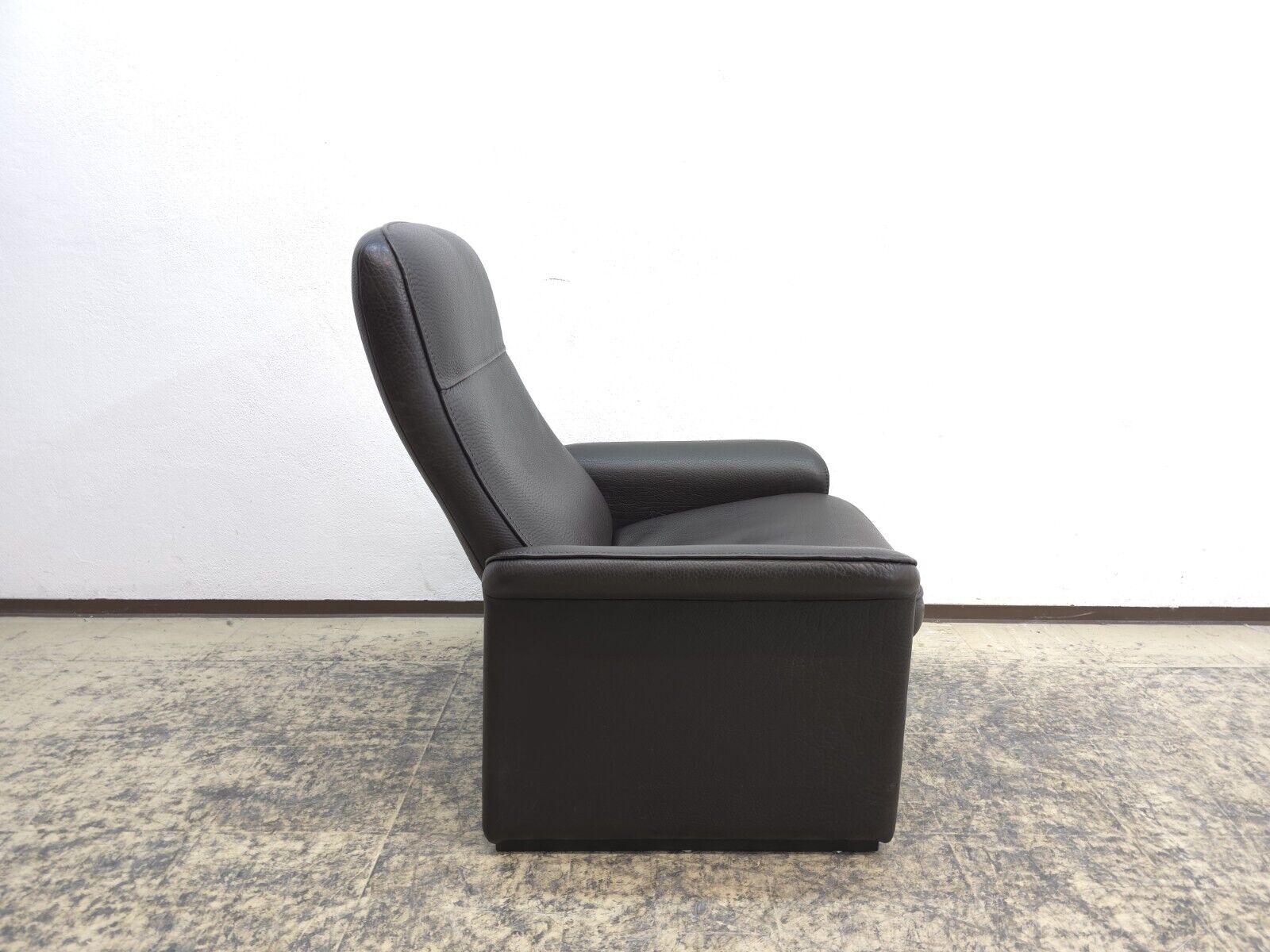 {{ product_title }} – {{ product_type }} von JS Furniture, Designer-Möbel gebraucht.