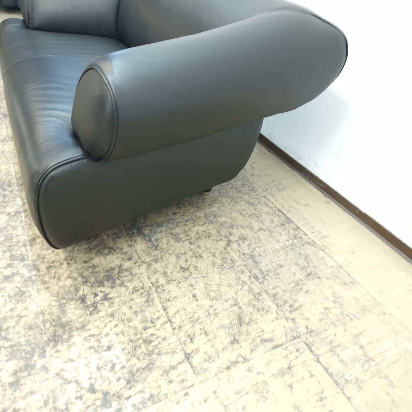 {{ product_title }} – {{ product_type }} von JS Furniture, Designer-Möbel gebraucht.