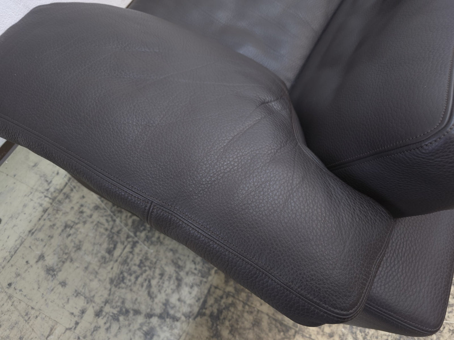 {{ product_title }} – {{ product_type }} von JS Furniture, Designer-Möbel gebraucht.