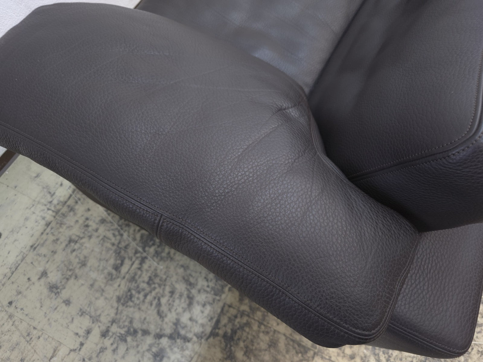 {{ product_title }} – {{ product_type }} von JS Furniture, Designer-Möbel gebraucht.