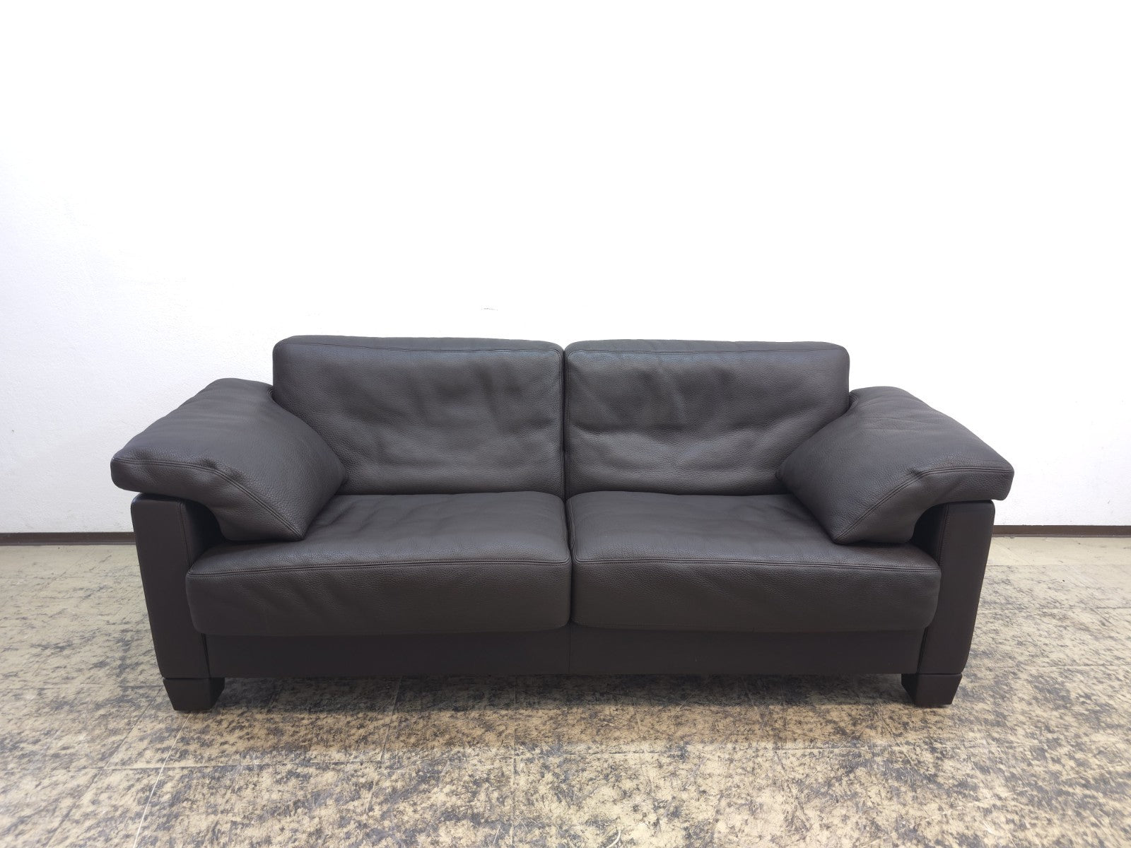 {{ product_title }} – {{ product_type }} von JS Furniture, Designer-Möbel gebraucht.