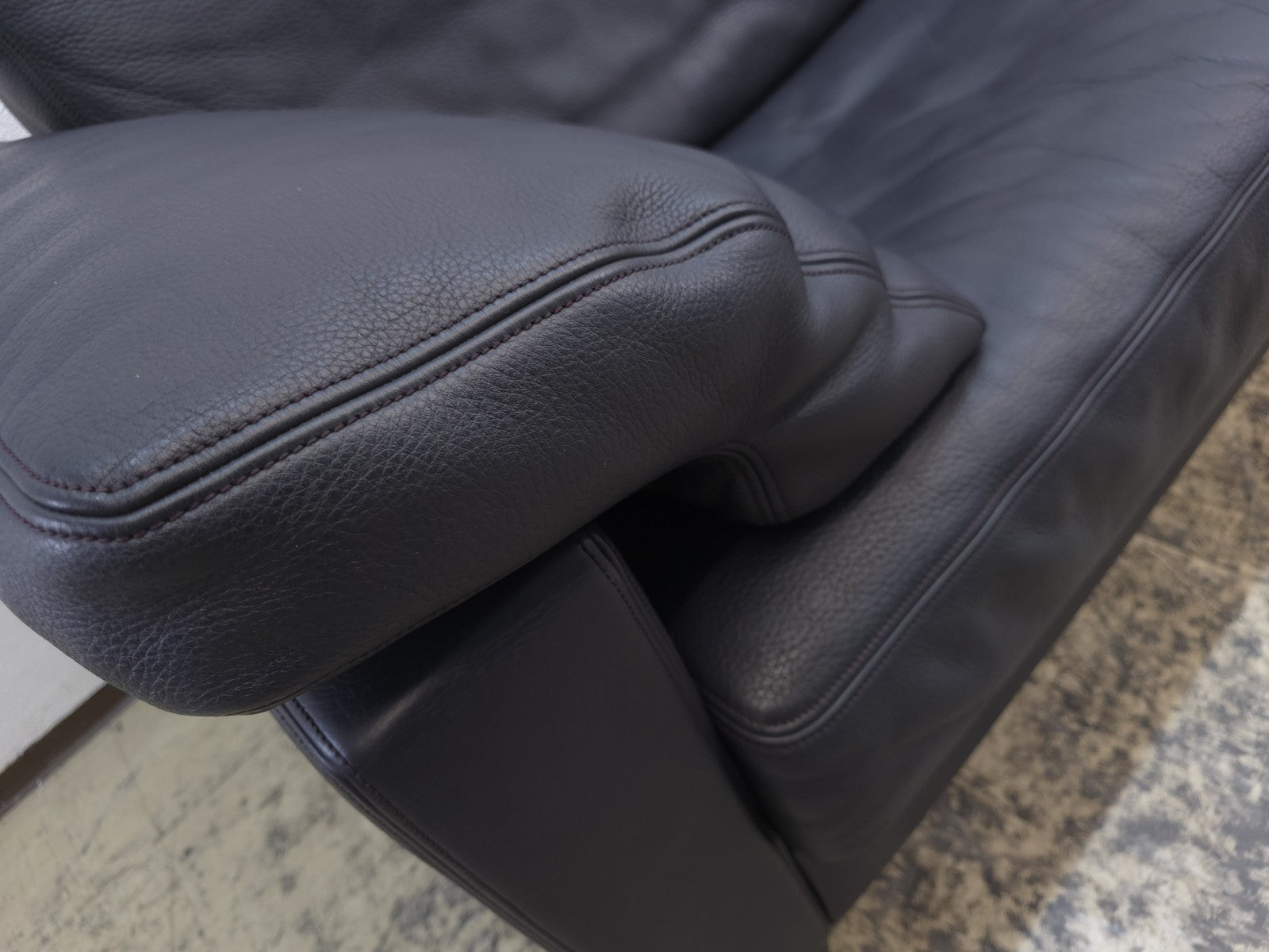 {{ product_title }} – {{ product_type }} von JS Furniture, Designer-Möbel gebraucht.