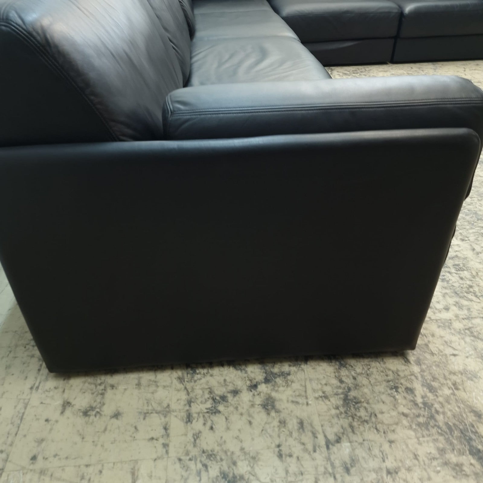 {{ product_title }} – {{ product_type }} von JS Furniture, Designer-Möbel gebraucht.