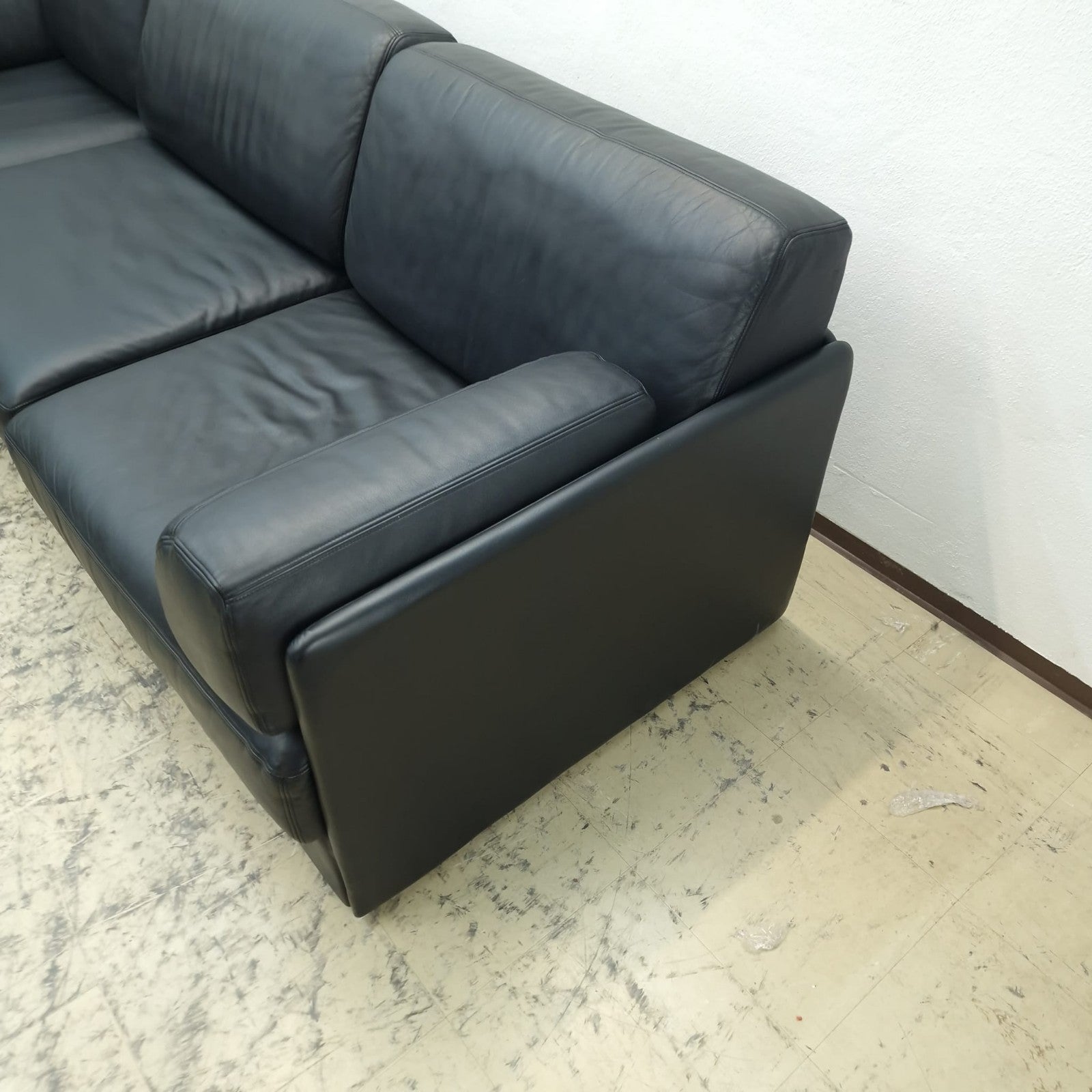 {{ product_title }} – {{ product_type }} von JS Furniture, Designer-Möbel gebraucht.