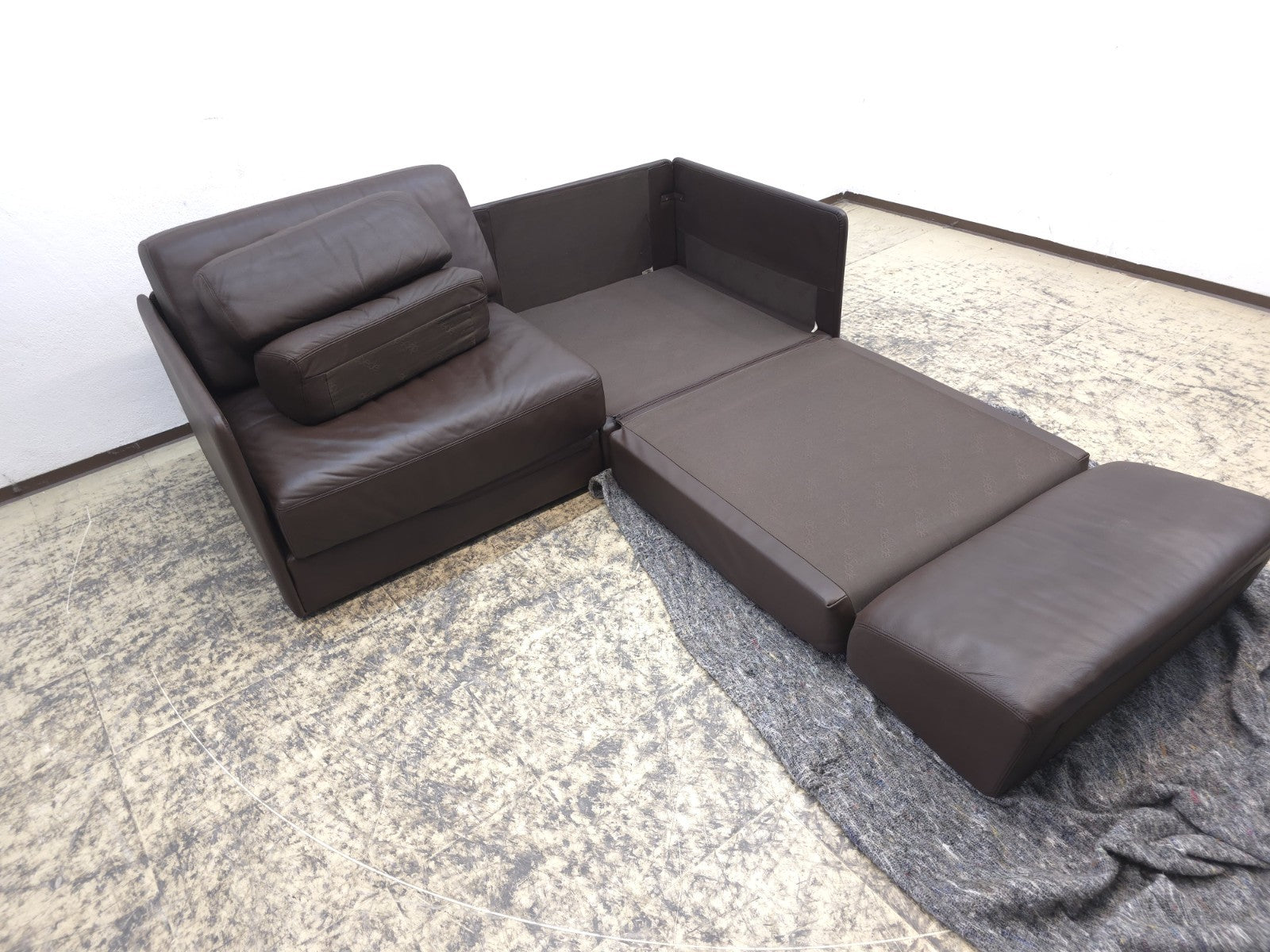 {{ product_title }} – {{ product_type }} von JS Furniture, Designer-Möbel gebraucht.