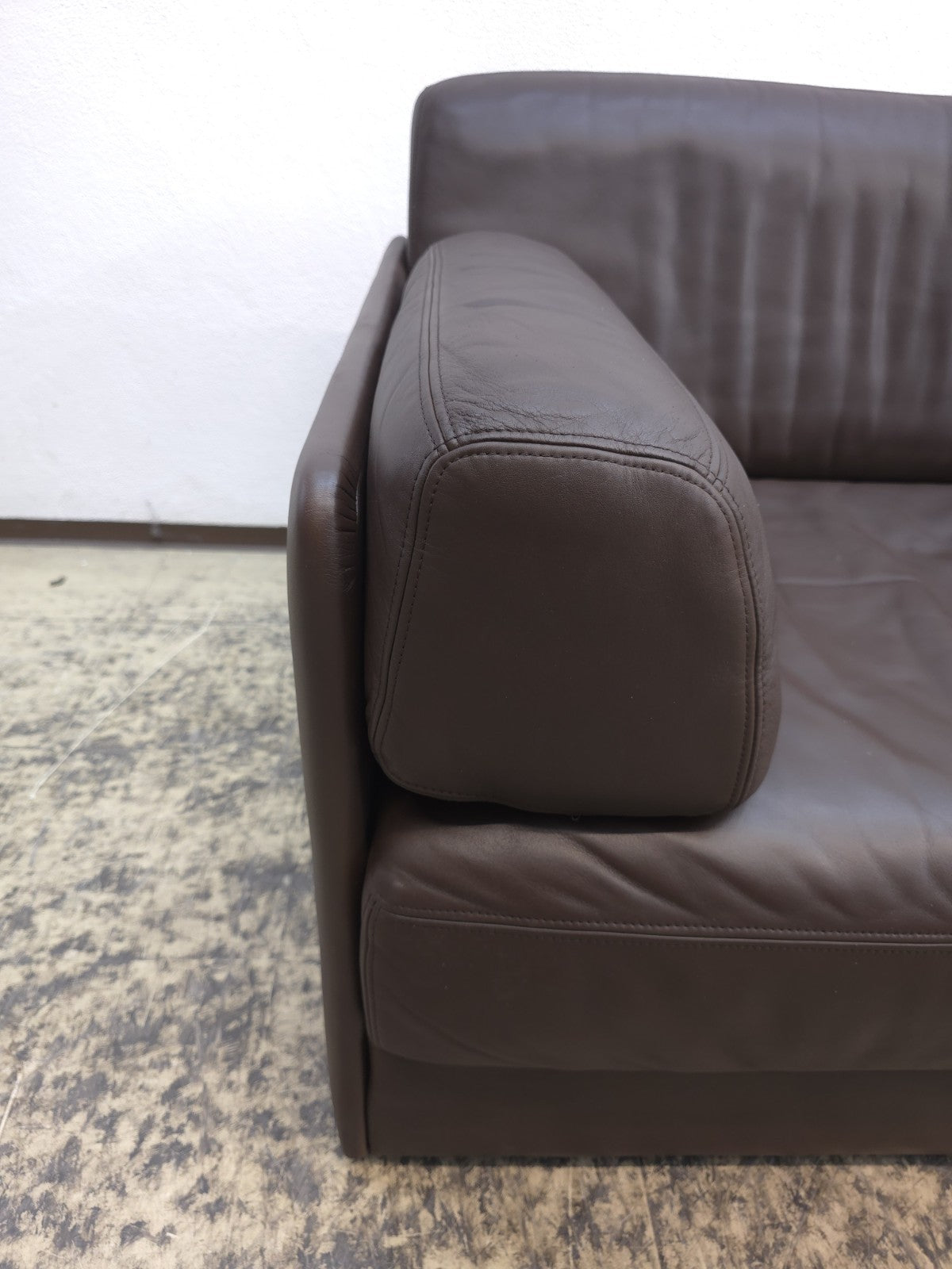 {{ product_title }} – {{ product_type }} von JS Furniture, Designer-Möbel gebraucht.