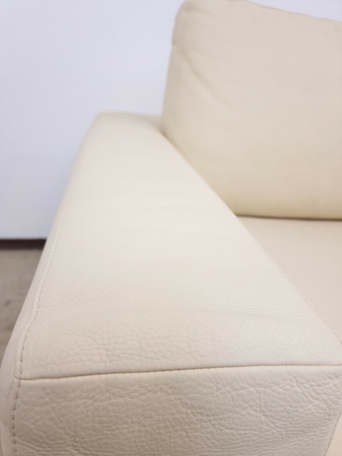 FSM Sofa Dreisitzer Designersofa De Sede Echtledersofa in der Farbe creme beige-De Sede-JSFurniture