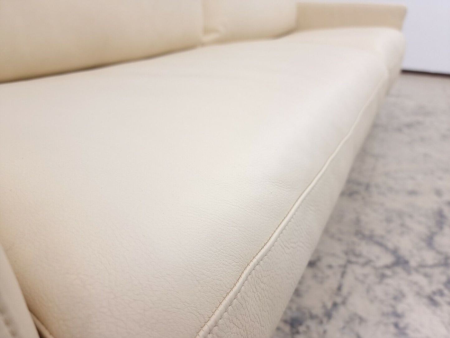FSM Sofa Dreisitzer Designersofa De Sede Echtledersofa in der Farbe creme beige-De Sede-JSFurniture