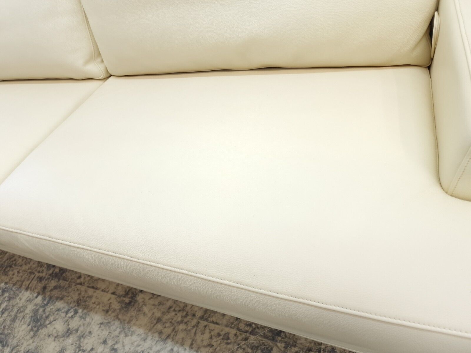 {{ product_title }} – {{ product_type }} von JS Furniture, Designer-Möbel gebraucht.