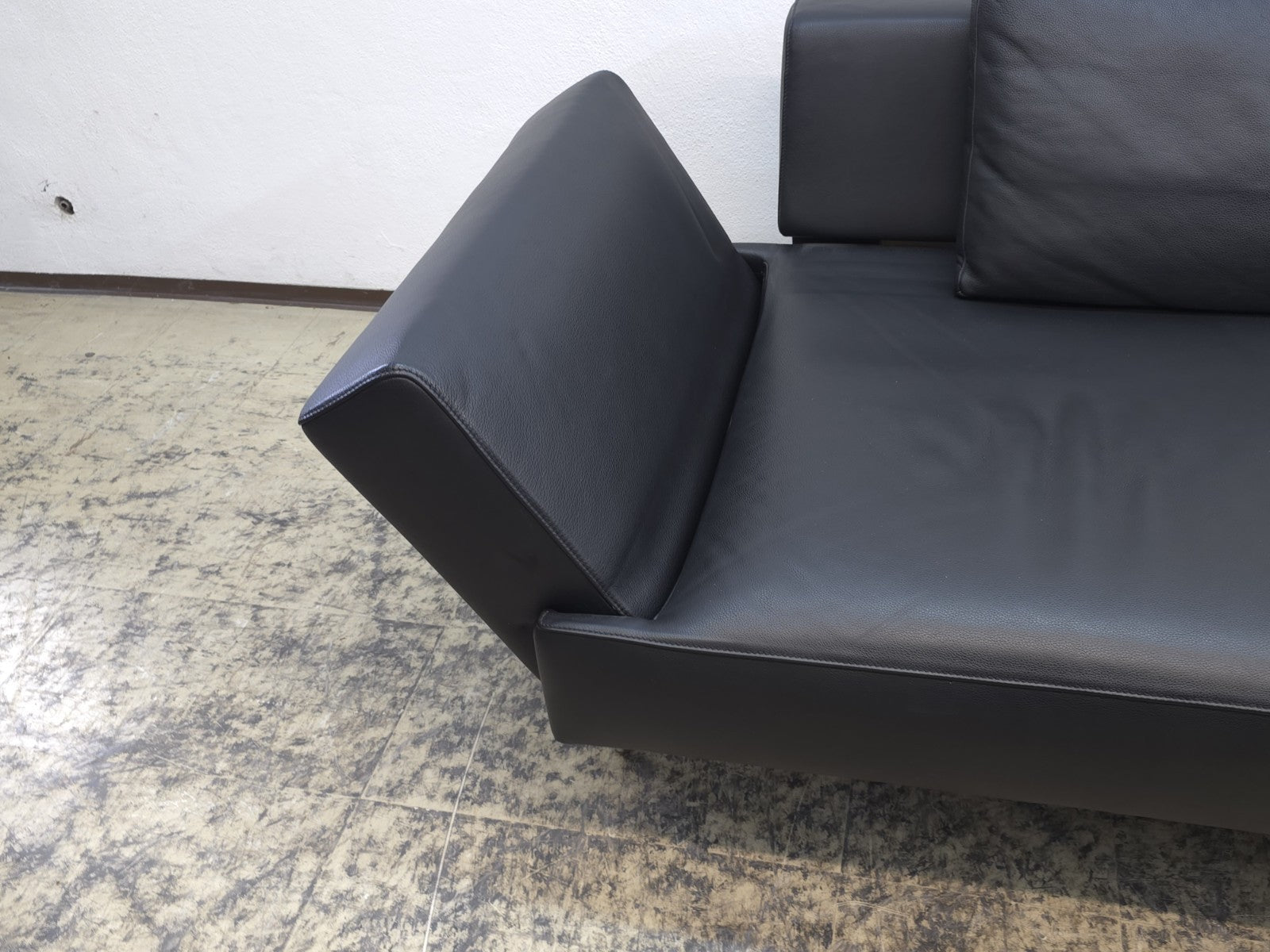 {{ product_title }} – {{ product_type }} von JS Furniture, Designer-Möbel gebraucht.