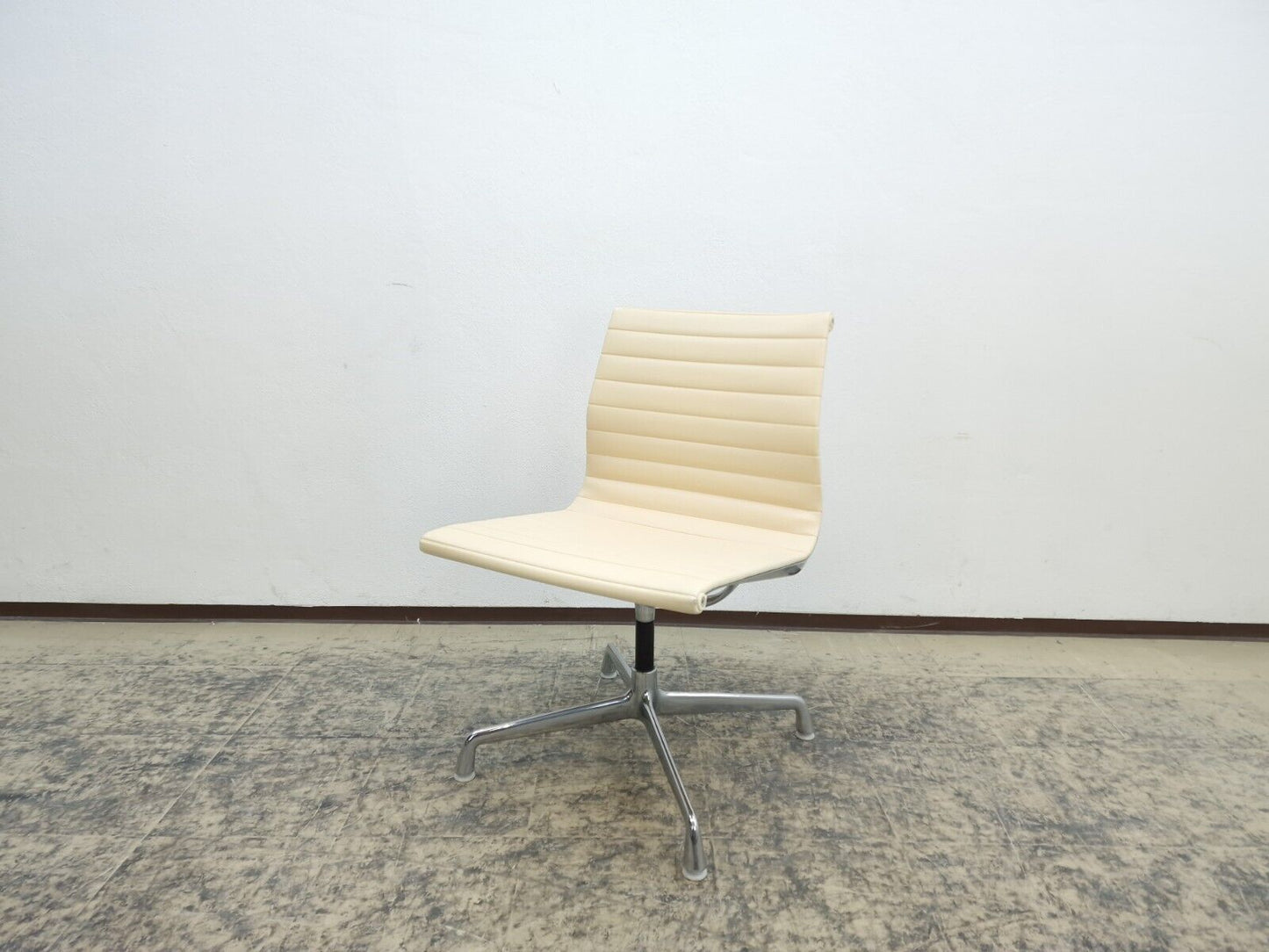 {{ product_title }} – {{ product_type }} von JS Furniture, Designer-Möbel gebraucht.