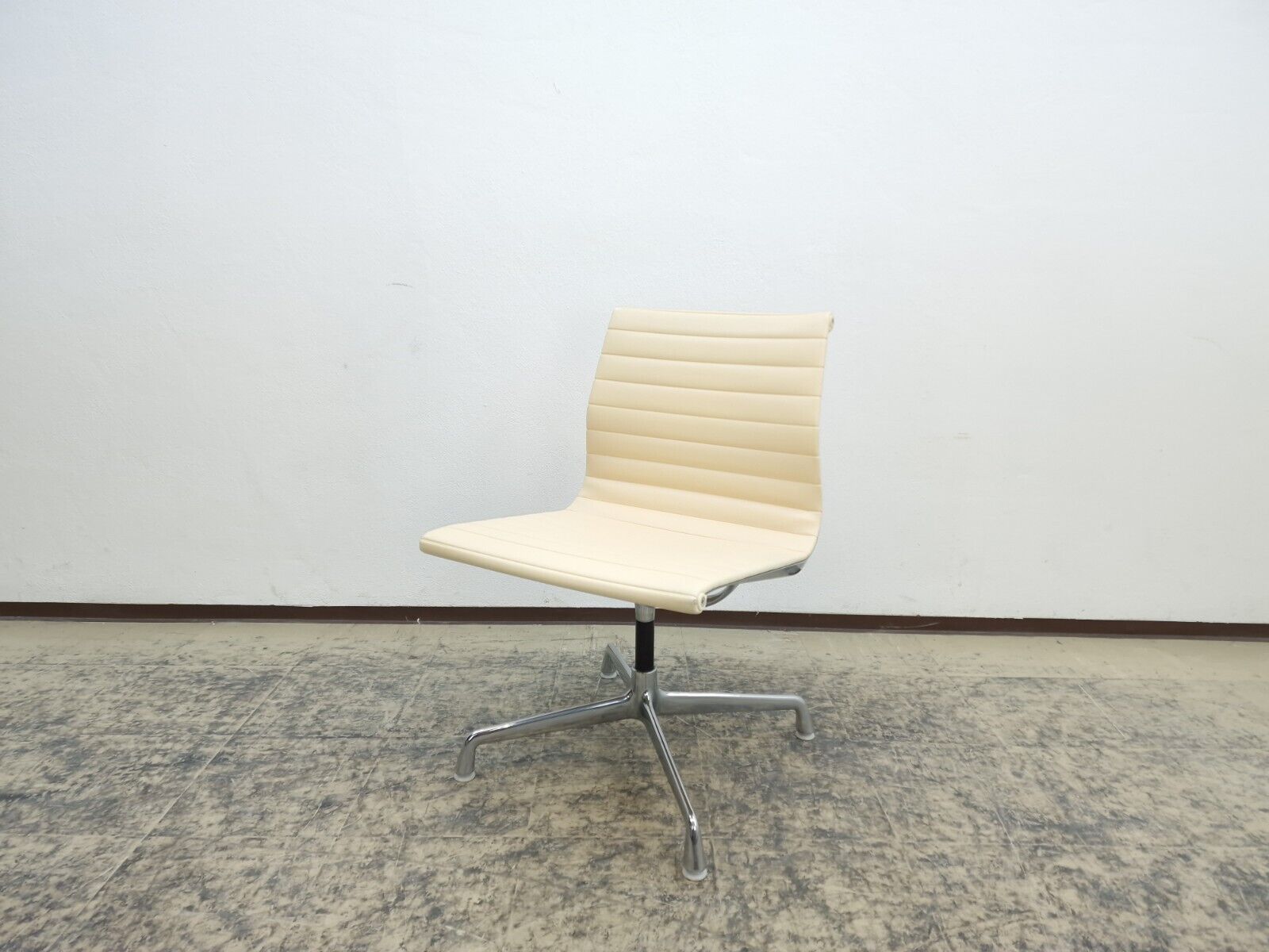 {{ product_title }} – {{ product_type }} von JS Furniture, Designer-Möbel gebraucht.