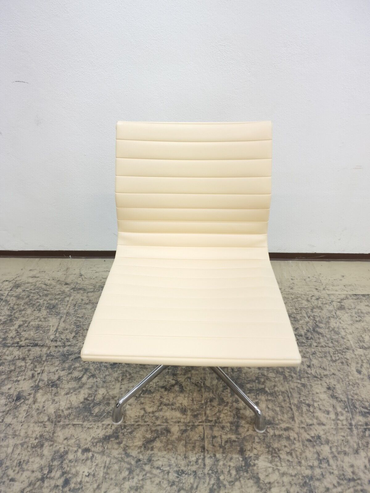 {{ product_title }} – {{ product_type }} von JS Furniture, Designer-Möbel gebraucht.