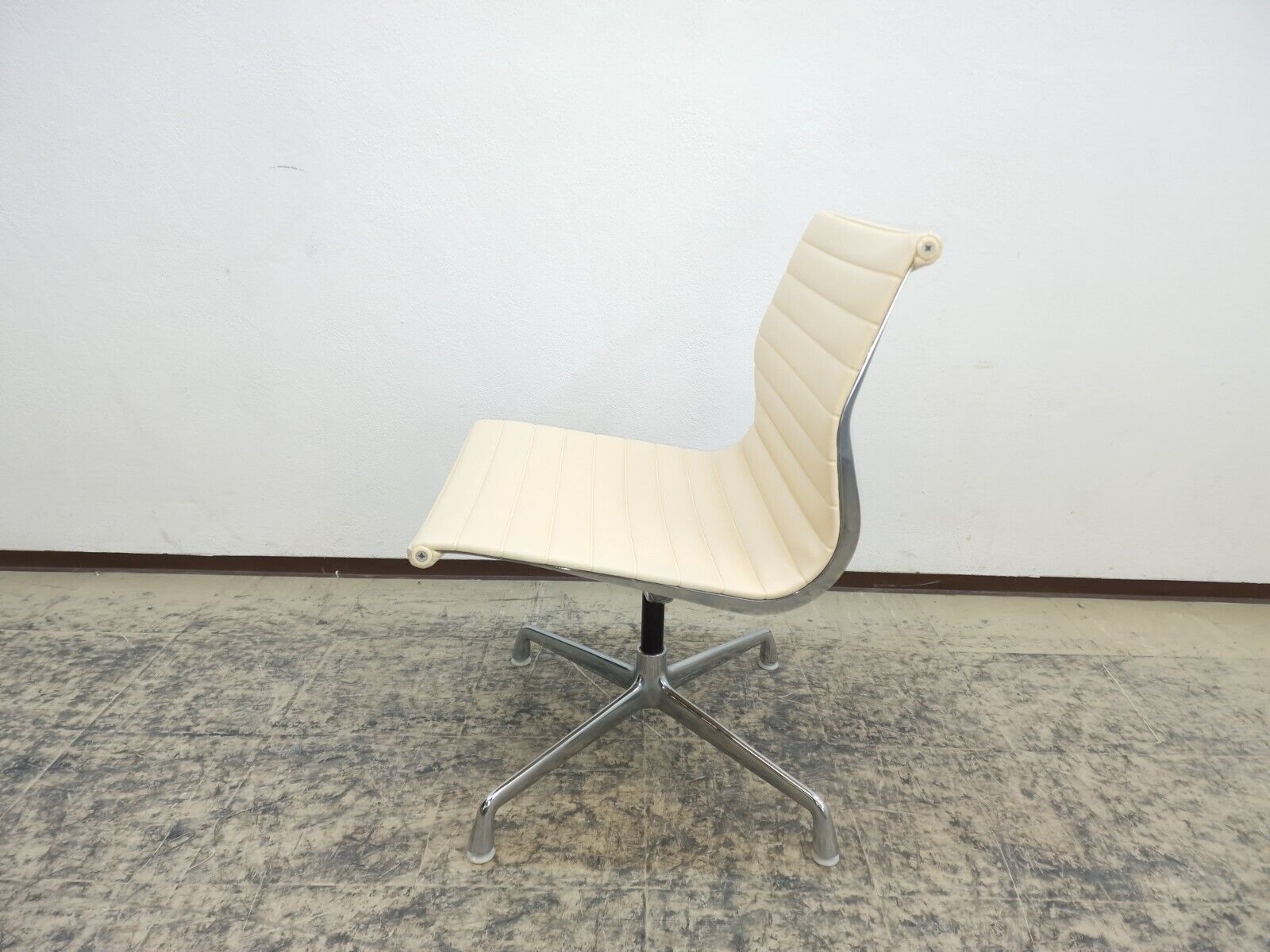 {{ product_title }} – {{ product_type }} von JS Furniture, Designer-Möbel gebraucht.