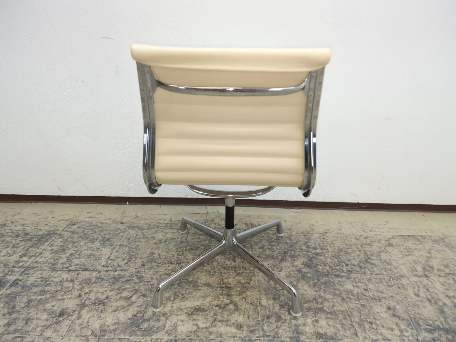 {{ product_title }} – {{ product_type }} von JS Furniture, Designer-Möbel gebraucht.