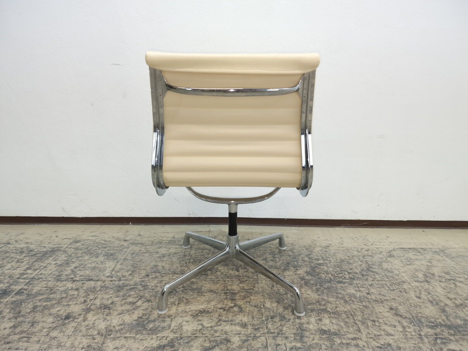 {{ product_title }} – {{ product_type }} von JS Furniture, Designer-Möbel gebraucht.
