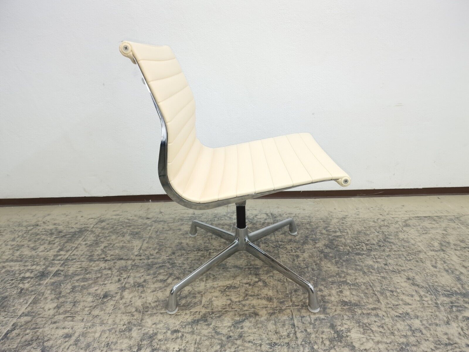 {{ product_title }} – {{ product_type }} von JS Furniture, Designer-Möbel gebraucht.
