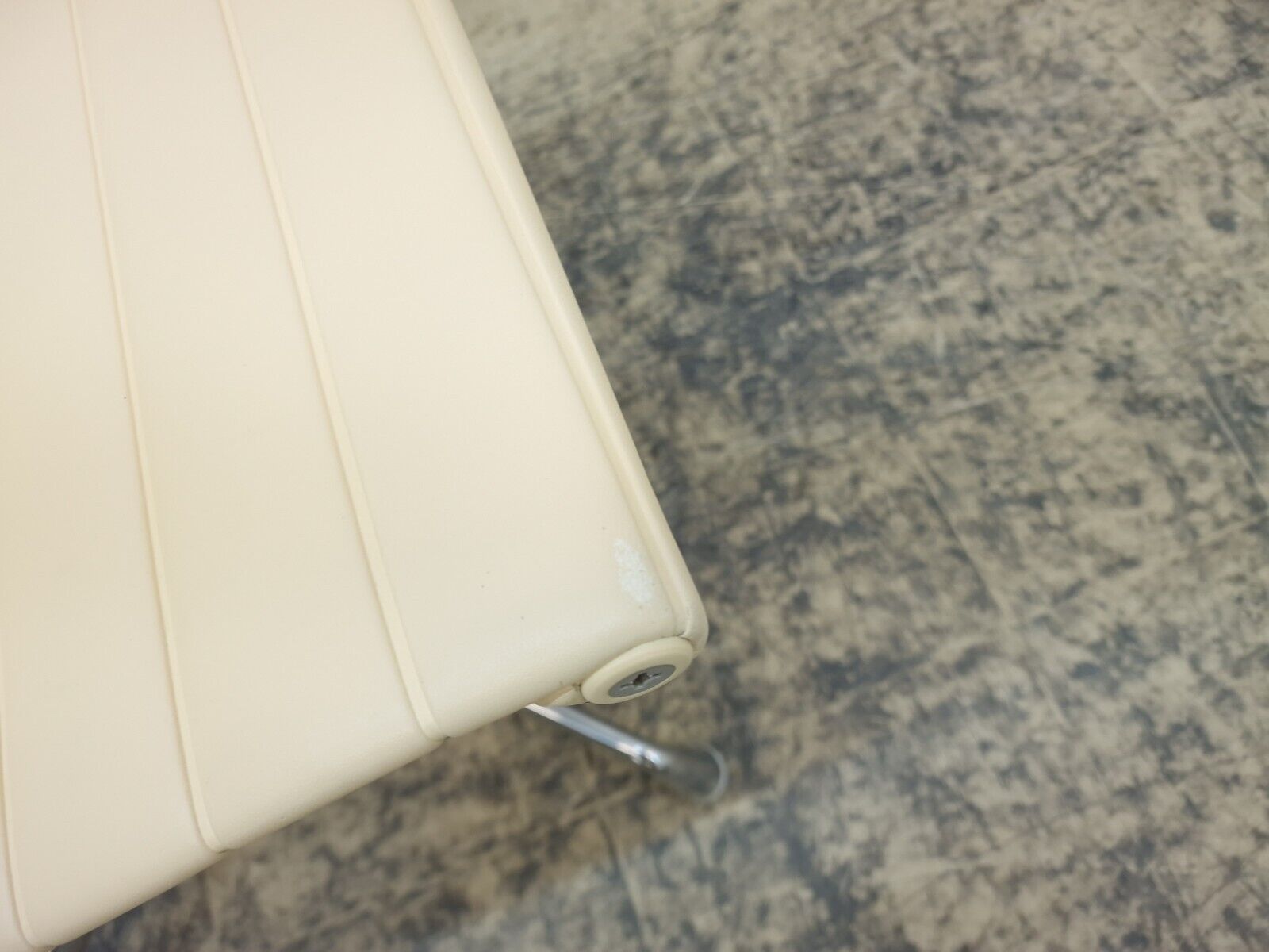 {{ product_title }} – {{ product_type }} von JS Furniture, Designer-Möbel gebraucht.