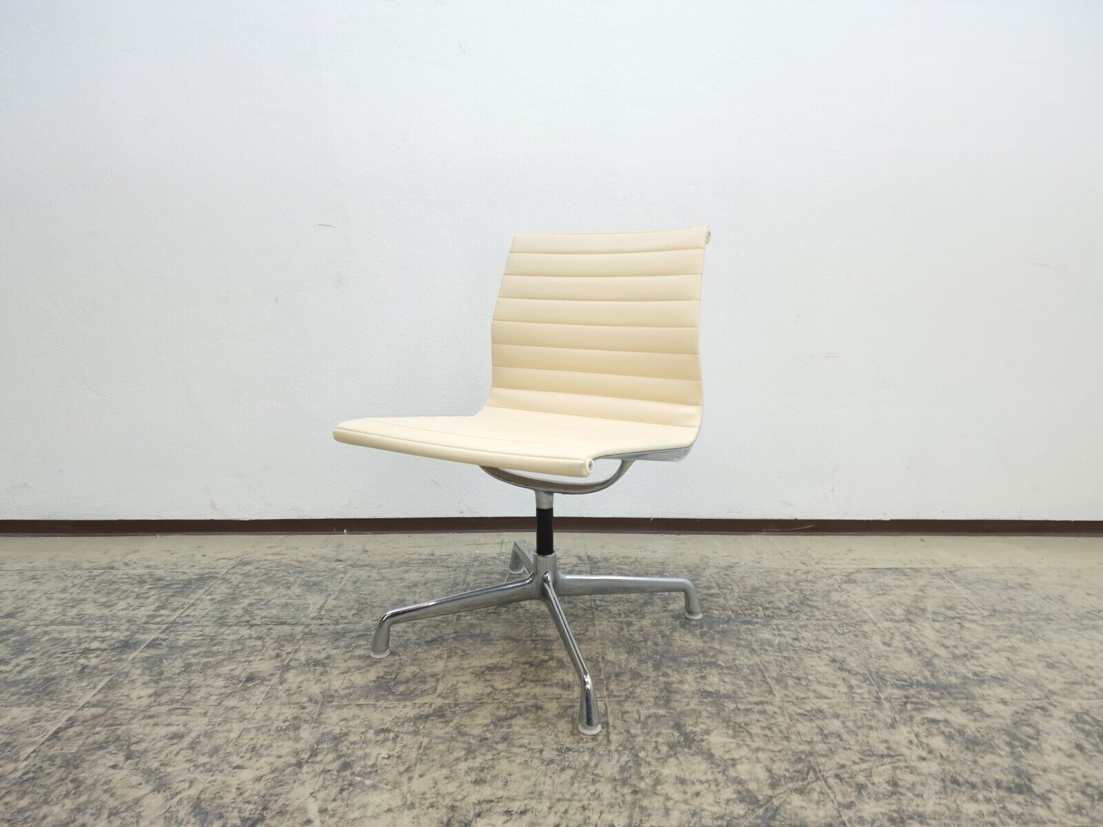 {{ product_title }} – {{ product_type }} von JS Furniture, Designer-Möbel gebraucht.