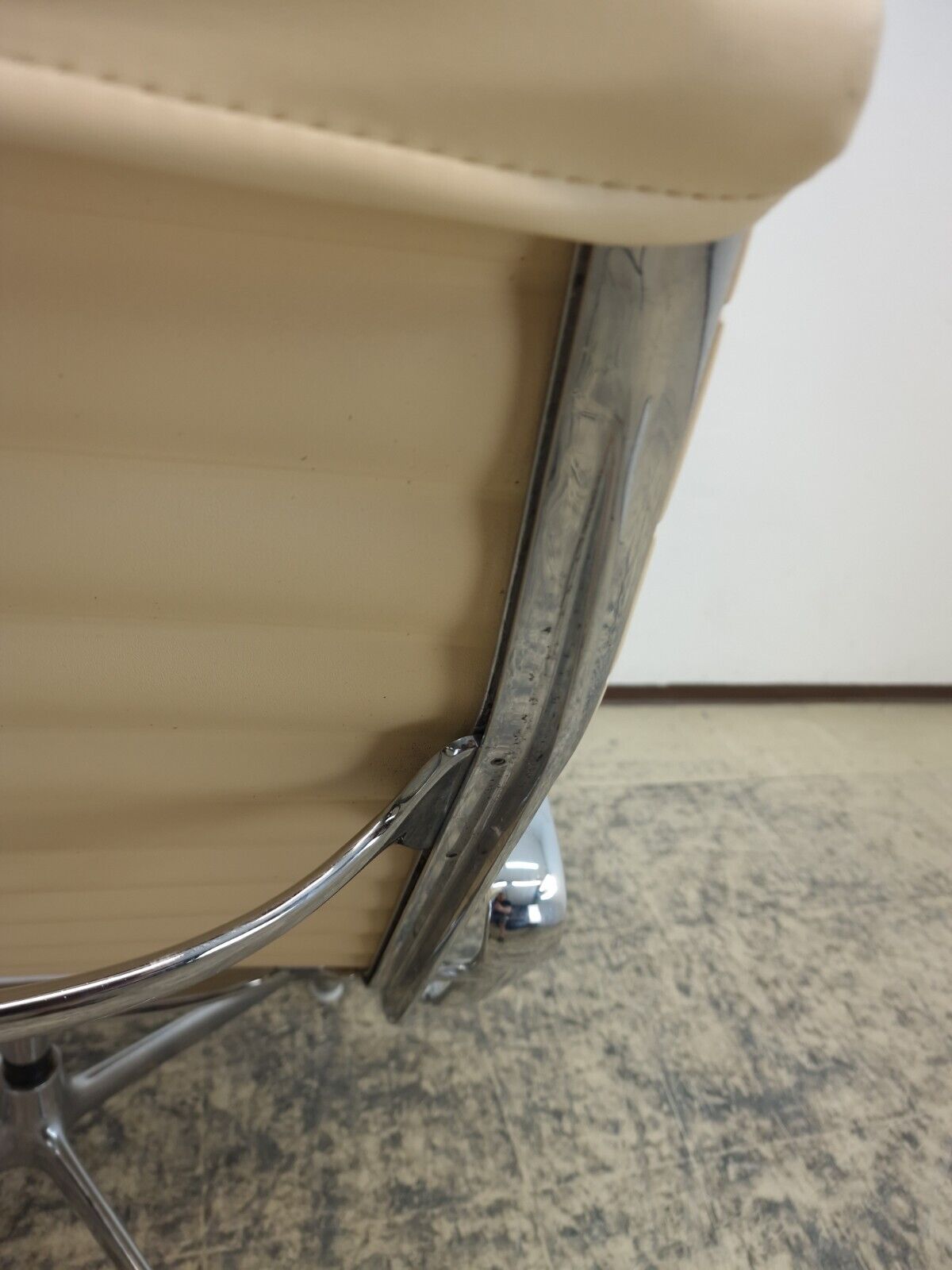 {{ product_title }} – {{ product_type }} von JS Furniture, Designer-Möbel gebraucht.