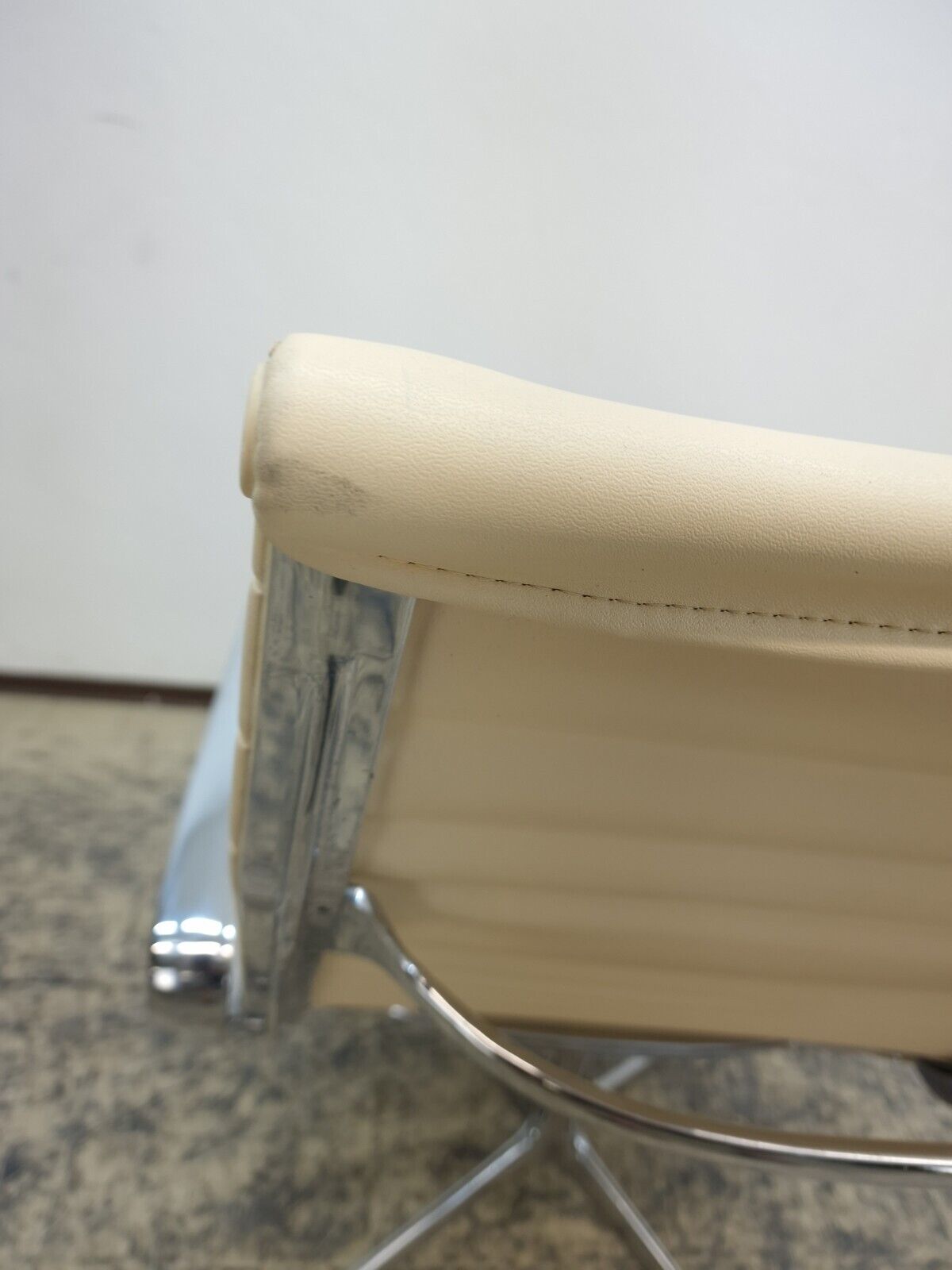 {{ product_title }} – {{ product_type }} von JS Furniture, Designer-Möbel gebraucht.
