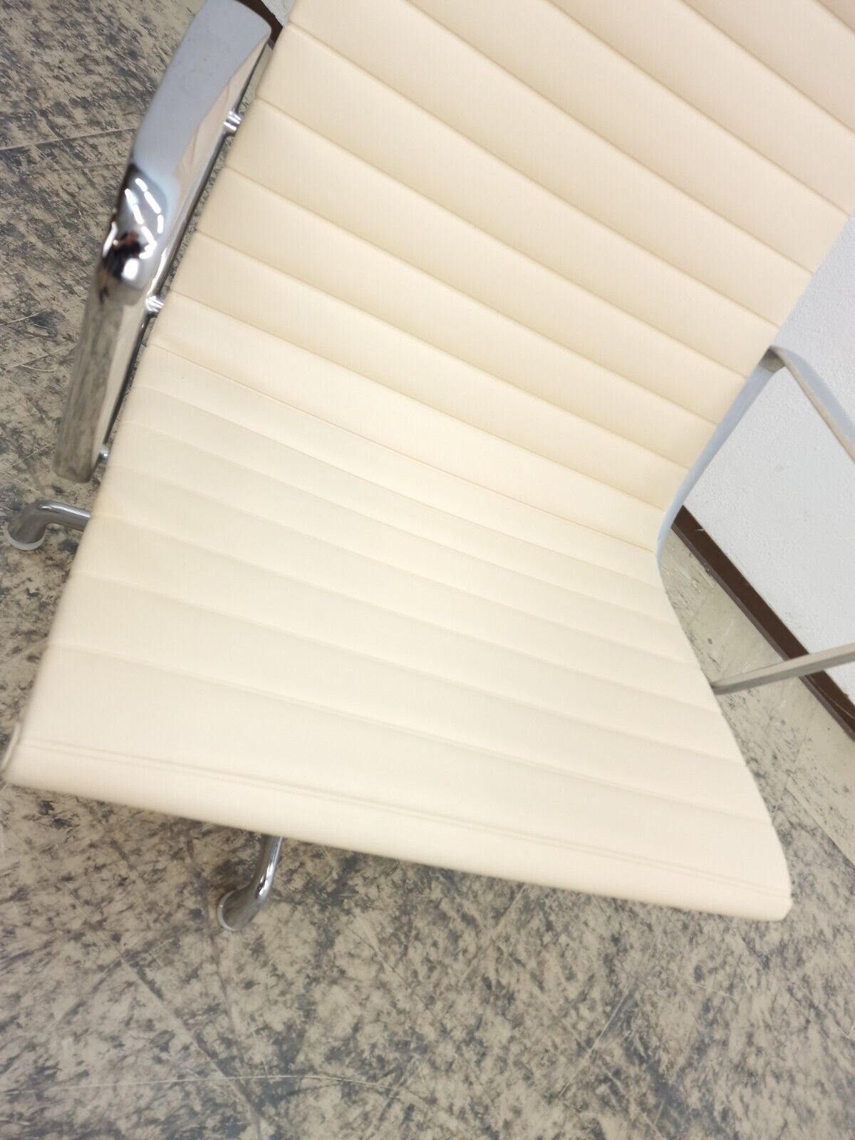 {{ product_title }} – {{ product_type }} von JS Furniture, Designer-Möbel gebraucht.