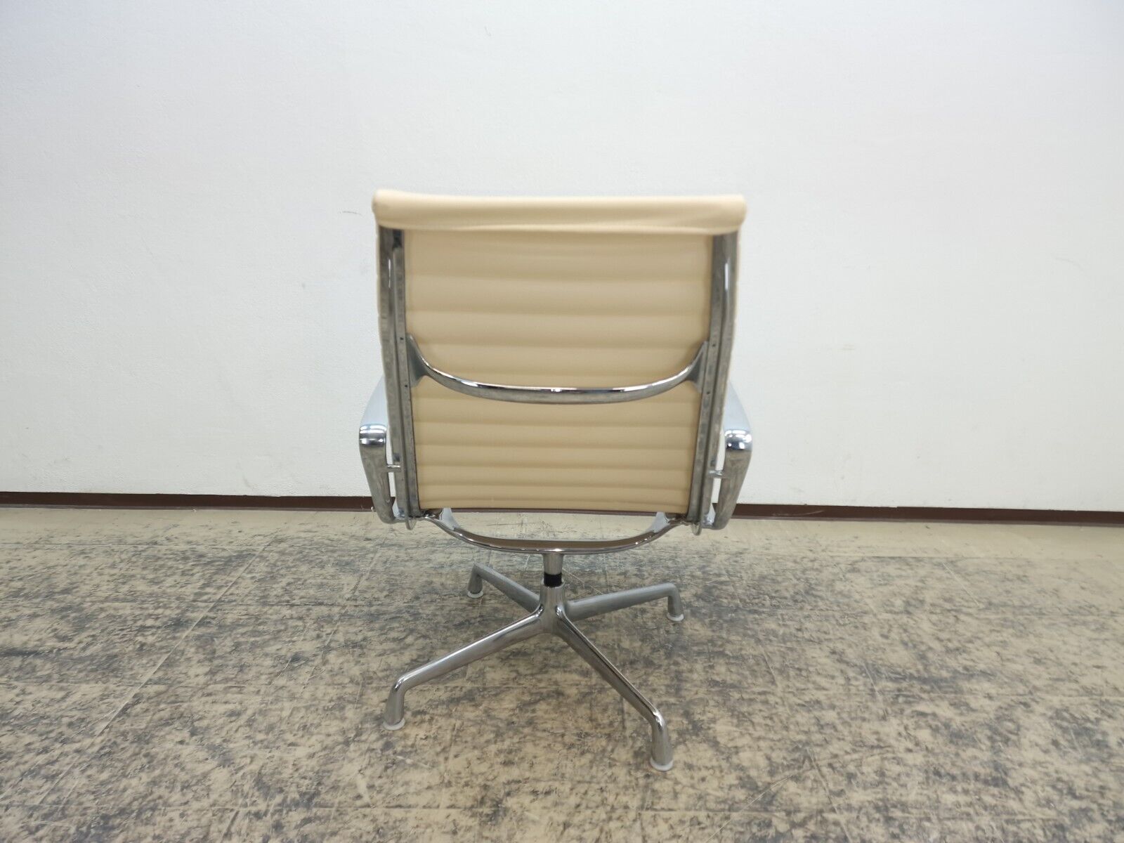 {{ product_title }} – {{ product_type }} von JS Furniture, Designer-Möbel gebraucht.