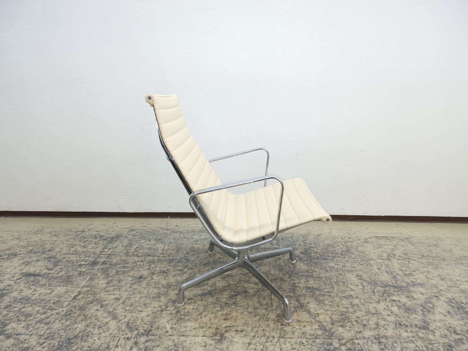 {{ product_title }} – {{ product_type }} von JS Furniture, Designer-Möbel gebraucht.