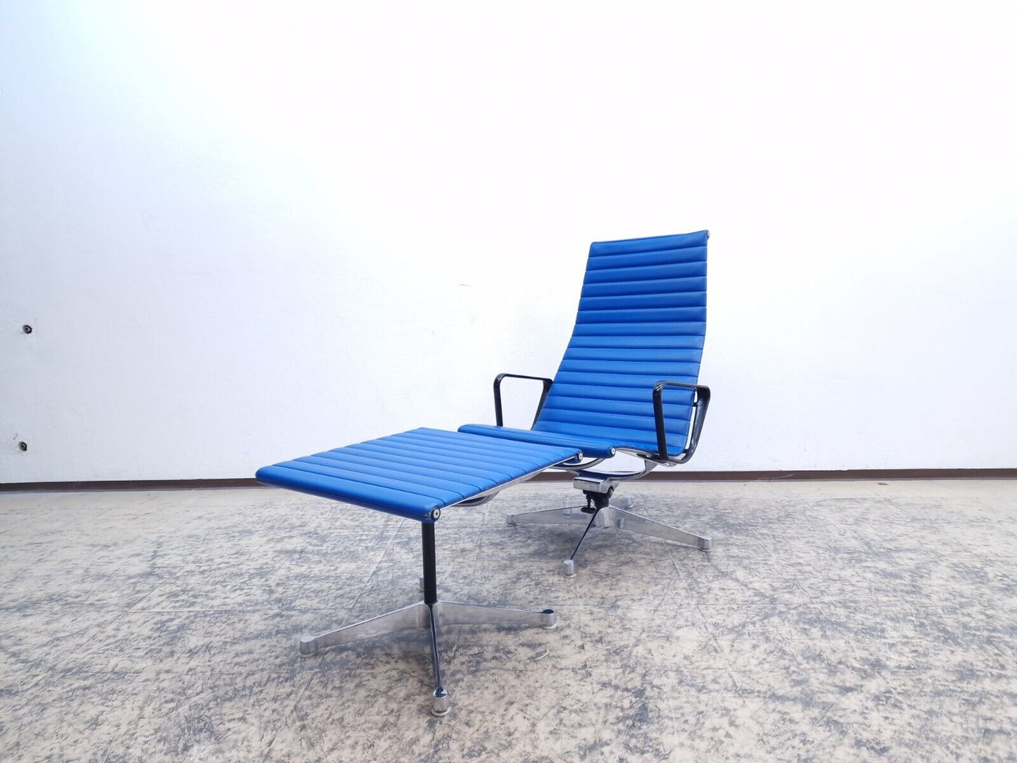 {{ product_title }} – {{ product_type }} von JS Furniture, Designer-Möbel gebraucht.
