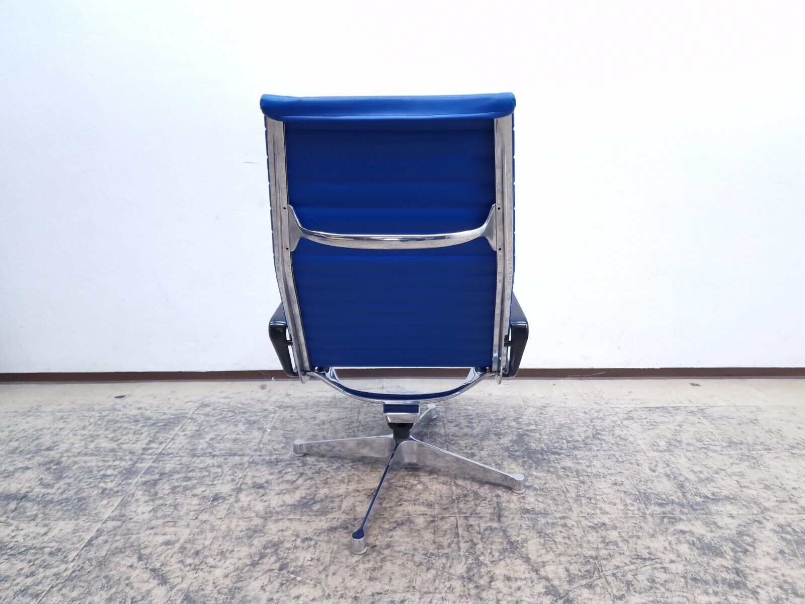 {{ product_title }} – {{ product_type }} von JS Furniture, Designer-Möbel gebraucht.