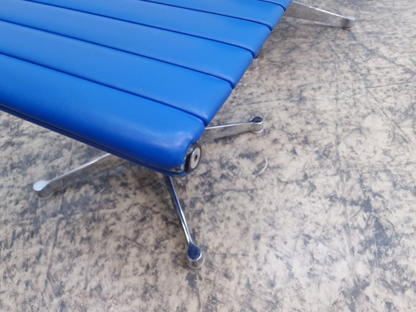 {{ product_title }} – {{ product_type }} von JS Furniture, Designer-Möbel gebraucht.