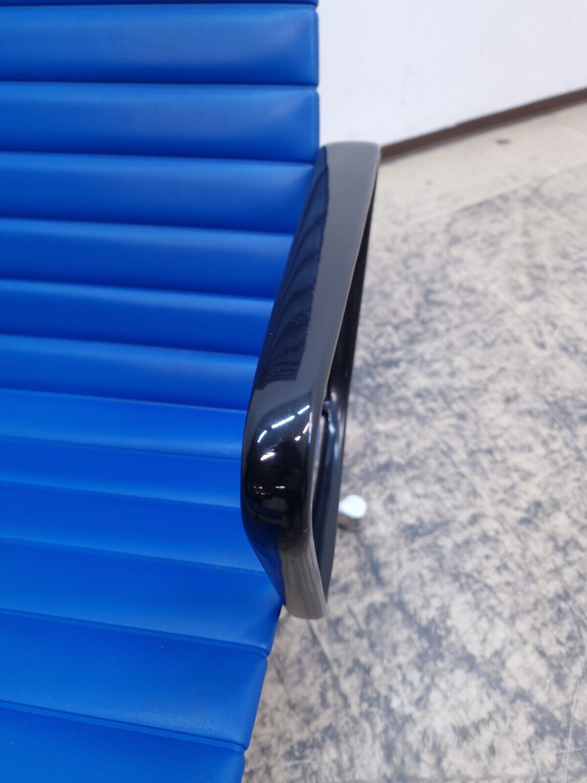 {{ product_title }} – {{ product_type }} von JS Furniture, Designer-Möbel gebraucht.