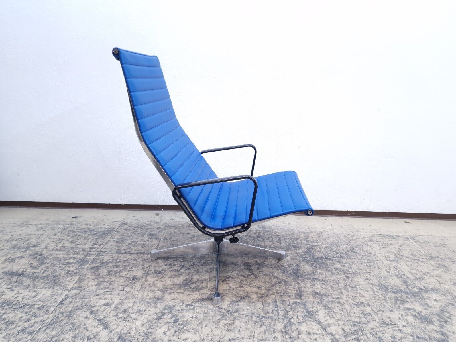 {{ product_title }} – {{ product_type }} von JS Furniture, Designer-Möbel gebraucht.