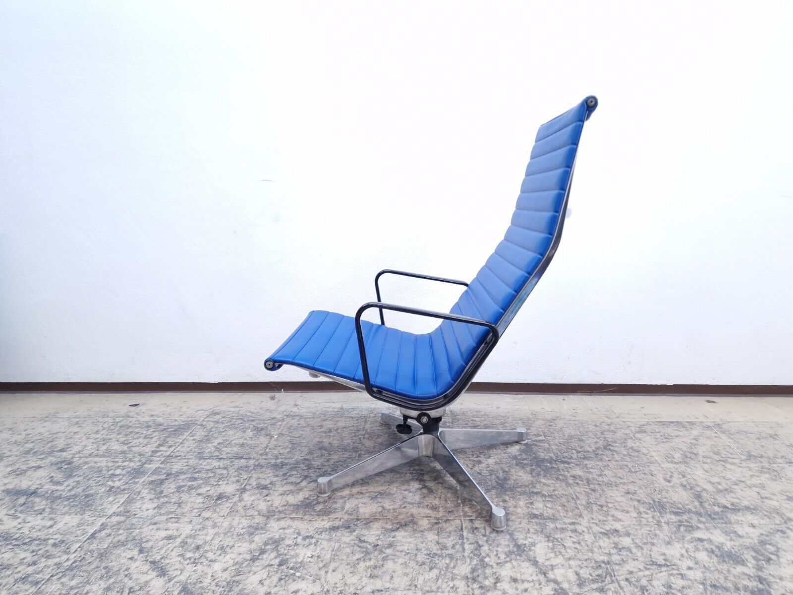 {{ product_title }} – {{ product_type }} von JS Furniture, Designer-Möbel gebraucht.