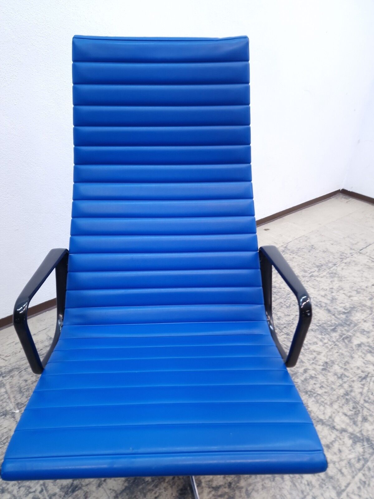 {{ product_title }} – {{ product_type }} von JS Furniture, Designer-Möbel gebraucht.