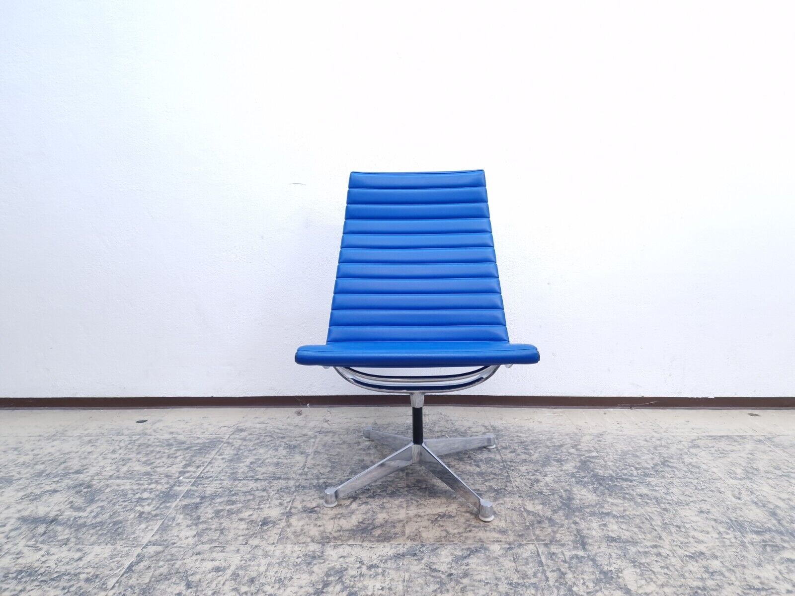 {{ product_title }} – {{ product_type }} von JS Furniture, Designer-Möbel gebraucht.