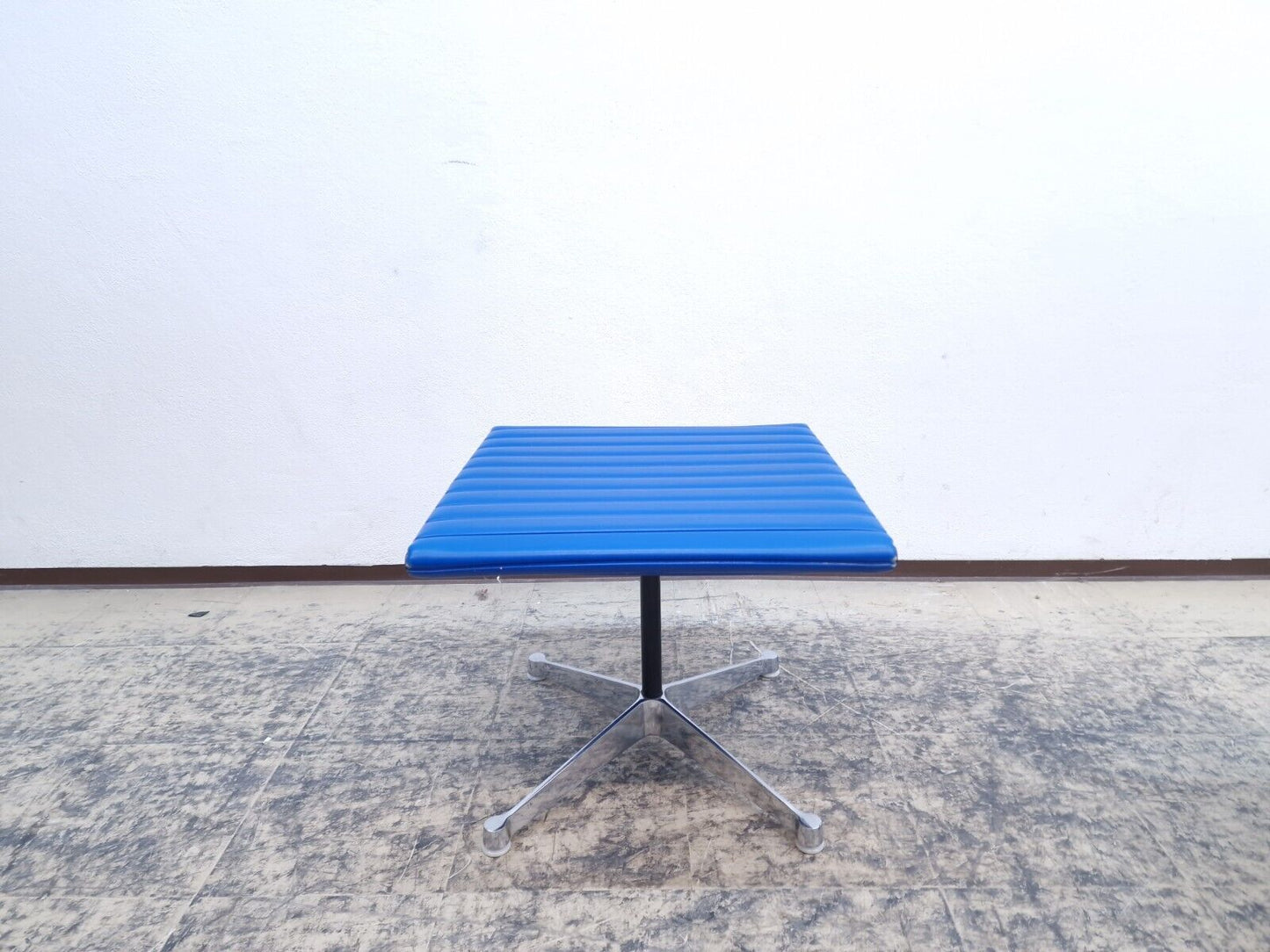 {{ product_title }} – {{ product_type }} von JS Furniture, Designer-Möbel gebraucht.