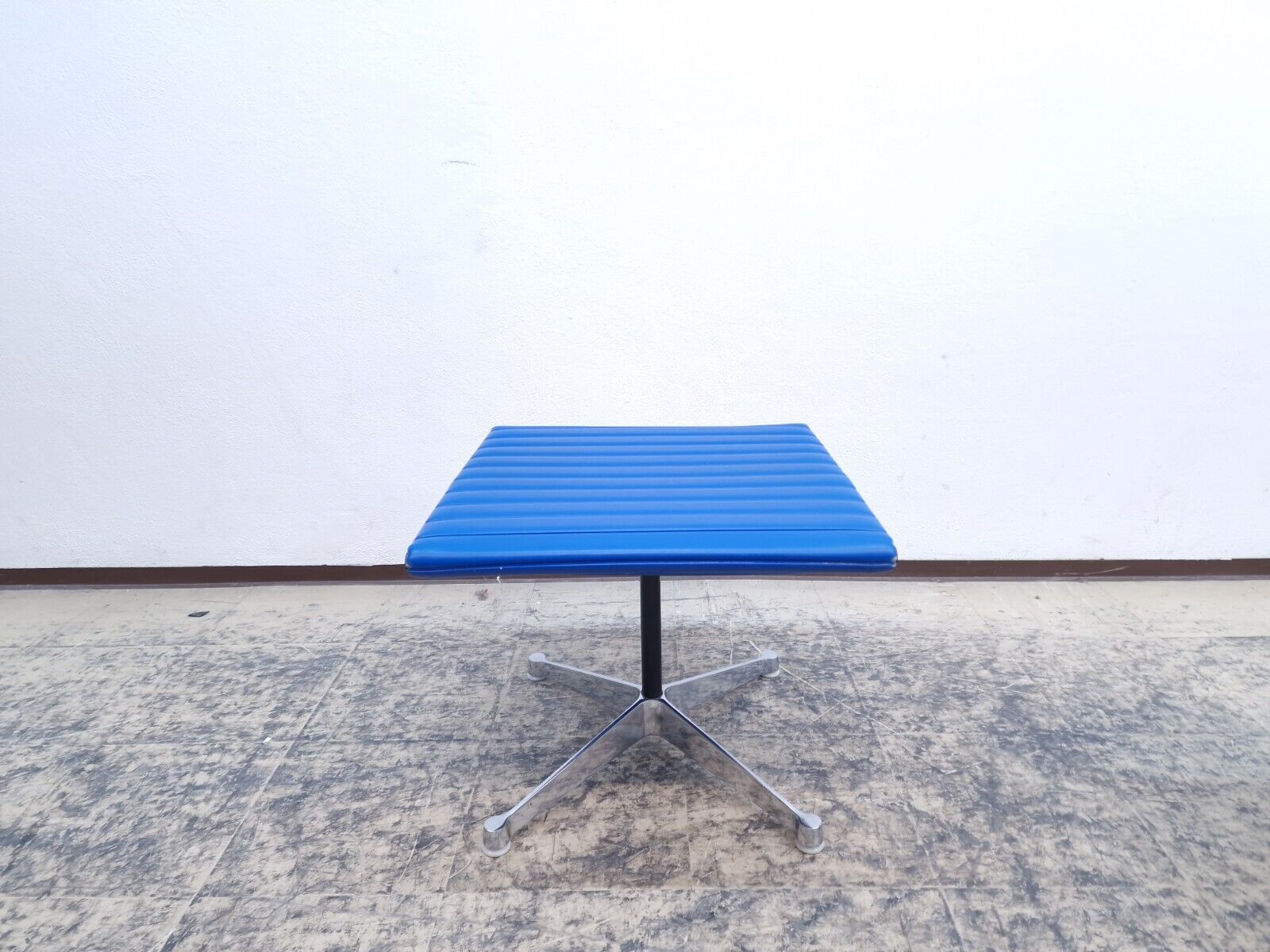 {{ product_title }} – {{ product_type }} von JS Furniture, Designer-Möbel gebraucht.