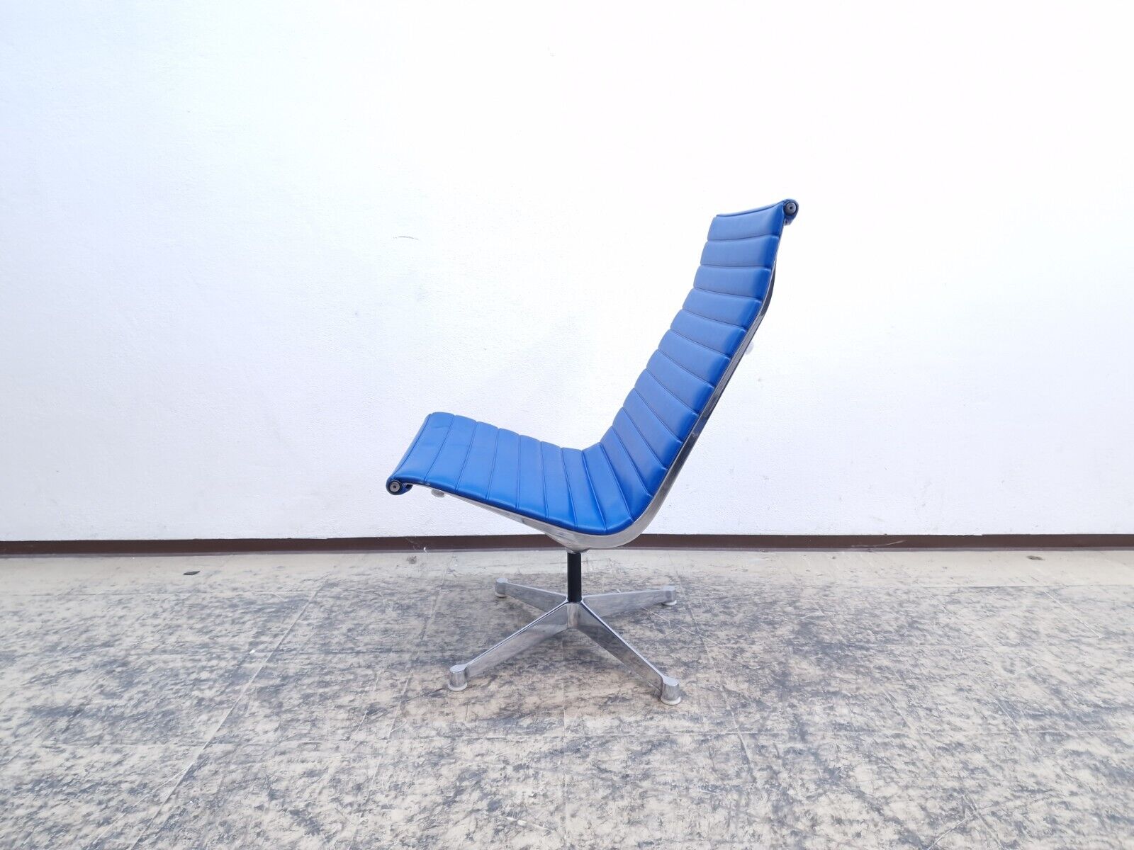{{ product_title }} – {{ product_type }} von JS Furniture, Designer-Möbel gebraucht.
