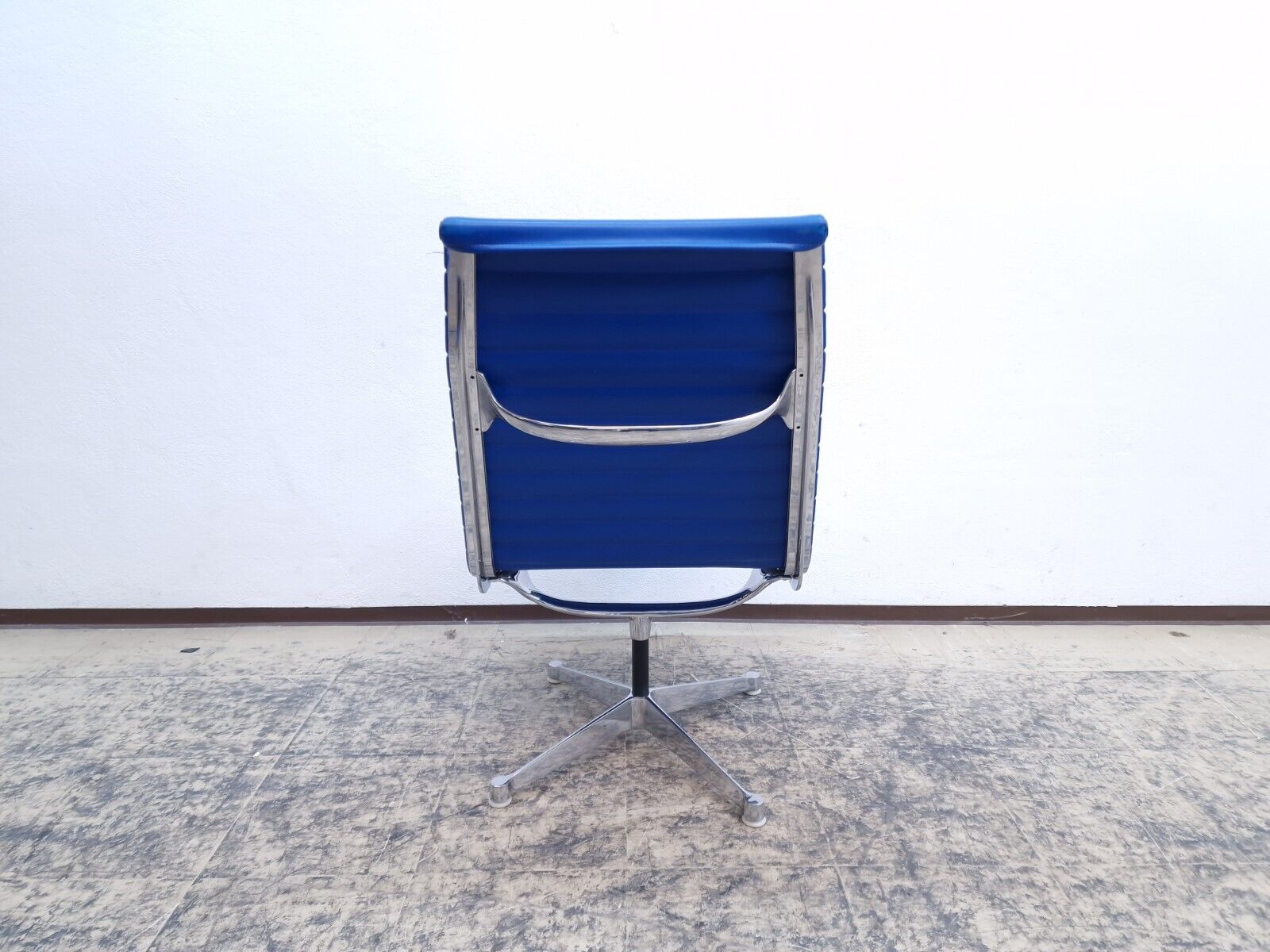{{ product_title }} – {{ product_type }} von JS Furniture, Designer-Möbel gebraucht.
