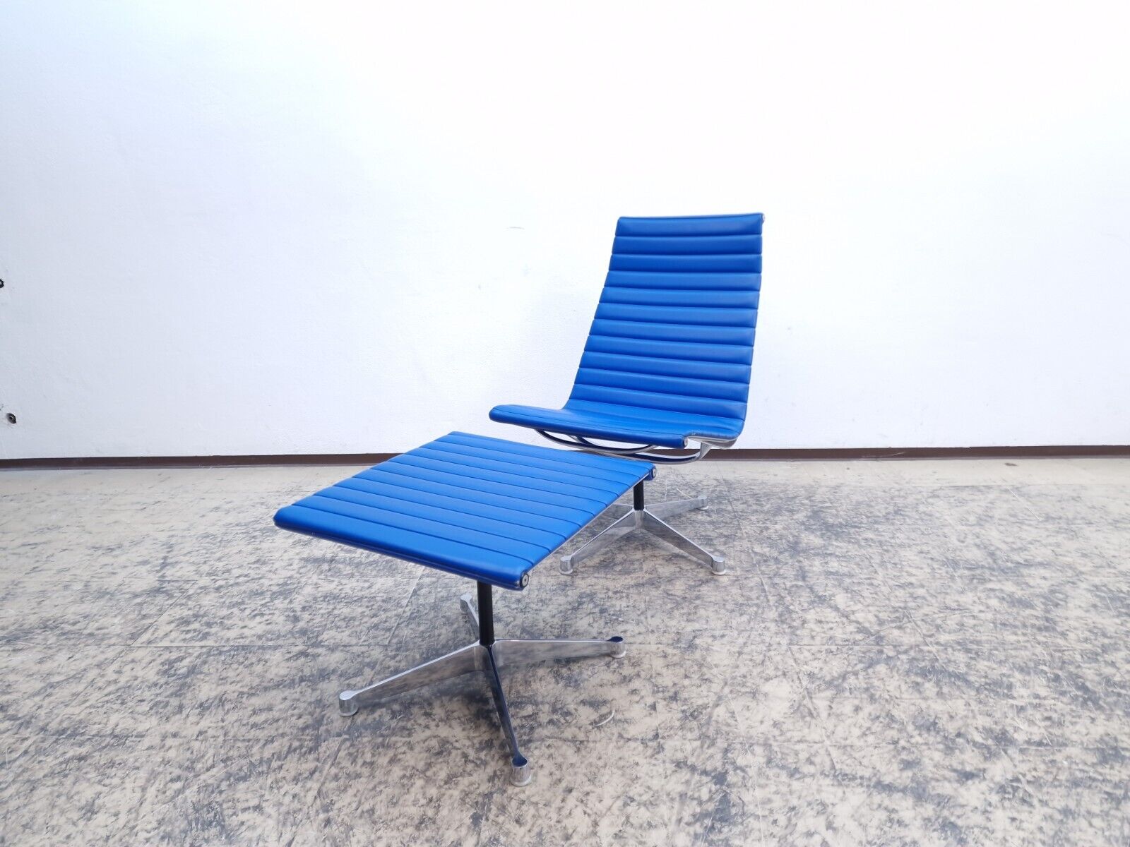 {{ product_title }} – {{ product_type }} von JS Furniture, Designer-Möbel gebraucht.