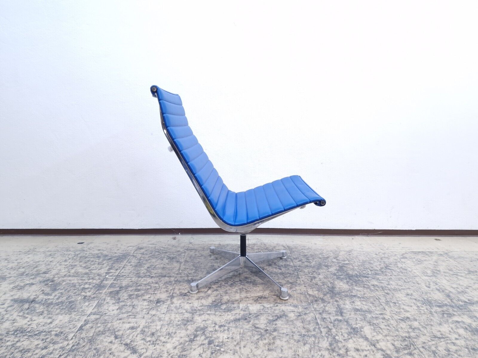 {{ product_title }} – {{ product_type }} von JS Furniture, Designer-Möbel gebraucht.