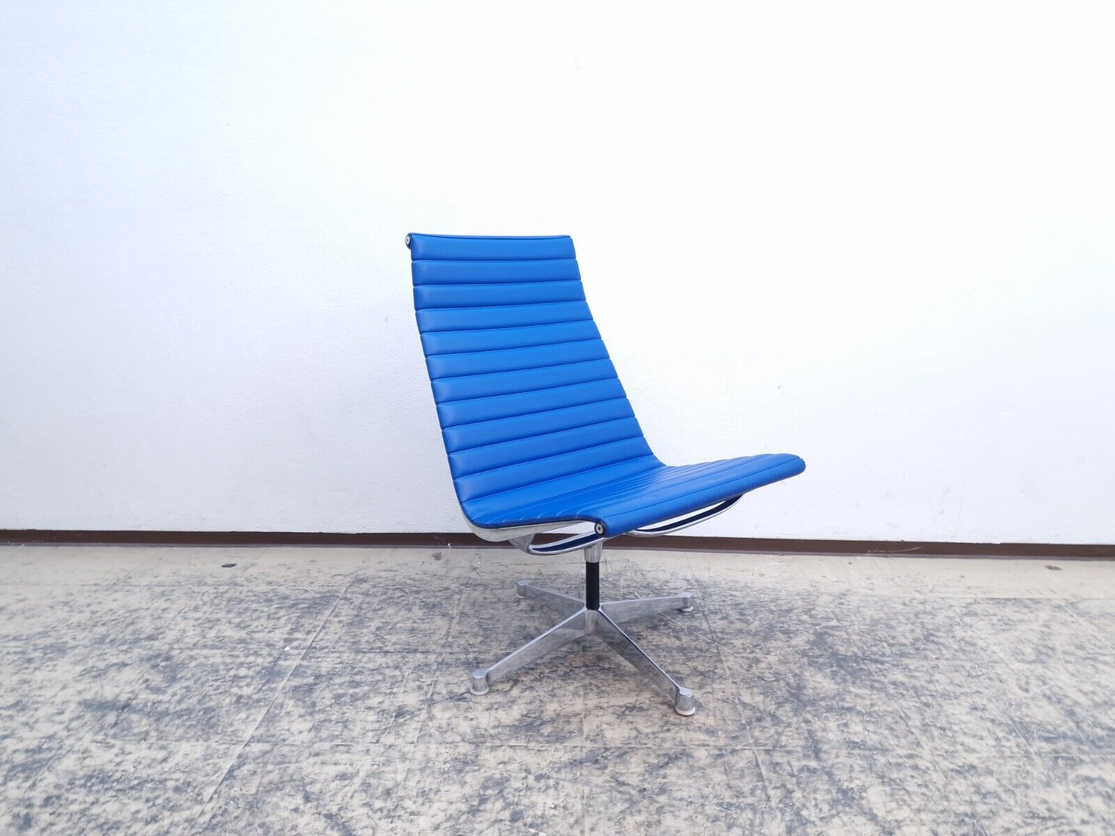 {{ product_title }} – {{ product_type }} von JS Furniture, Designer-Möbel gebraucht.