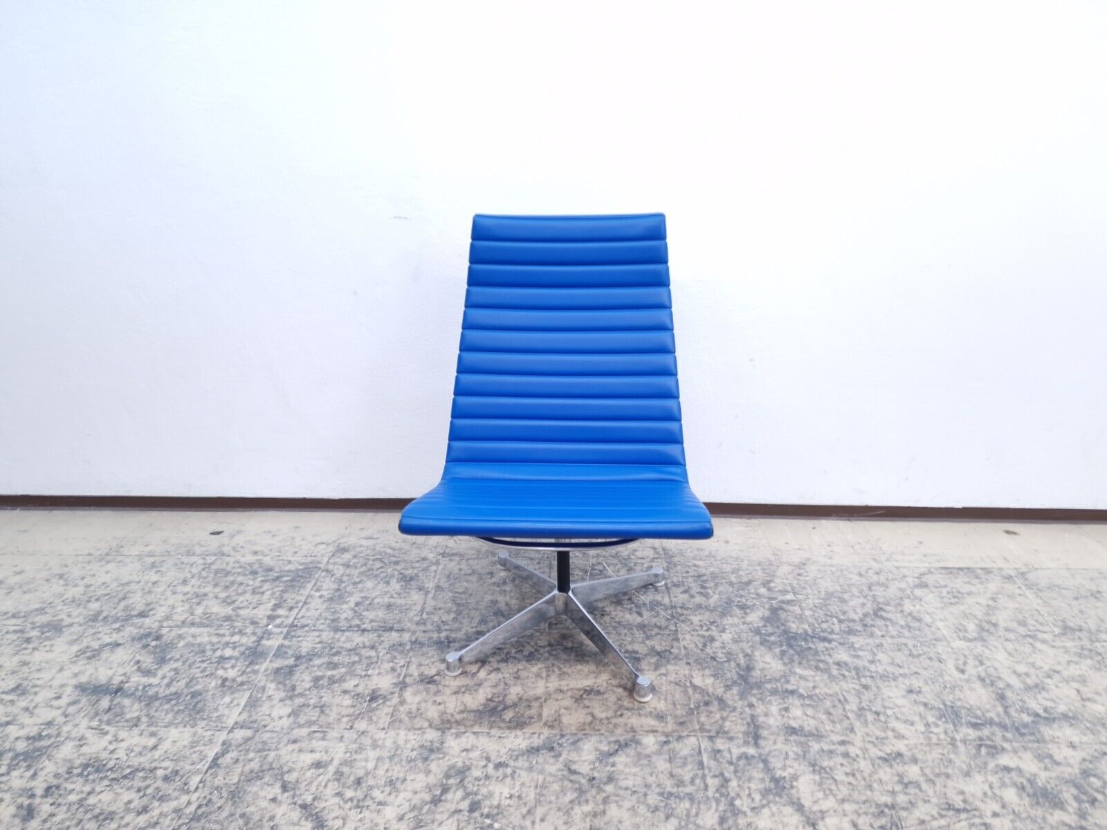 {{ product_title }} – {{ product_type }} von JS Furniture, Designer-Möbel gebraucht.