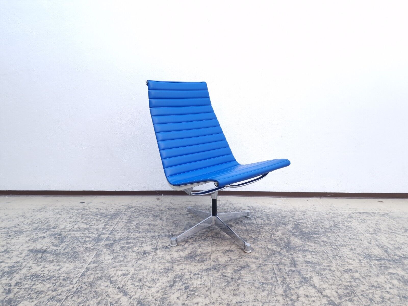 {{ product_title }} – {{ product_type }} von JS Furniture, Designer-Möbel gebraucht.