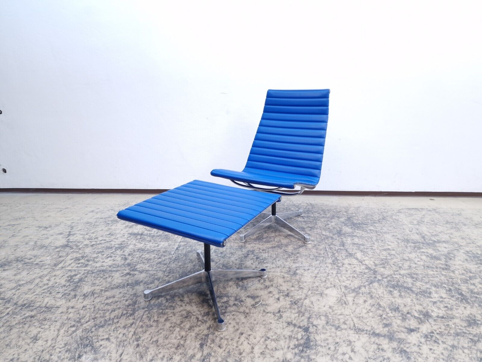 {{ product_title }} – {{ product_type }} von JS Furniture, Designer-Möbel gebraucht.