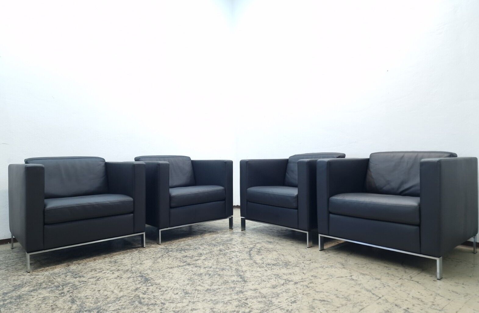 {{ product_title }} – {{ product_type }} von JS Furniture, Designer-Möbel gebraucht.